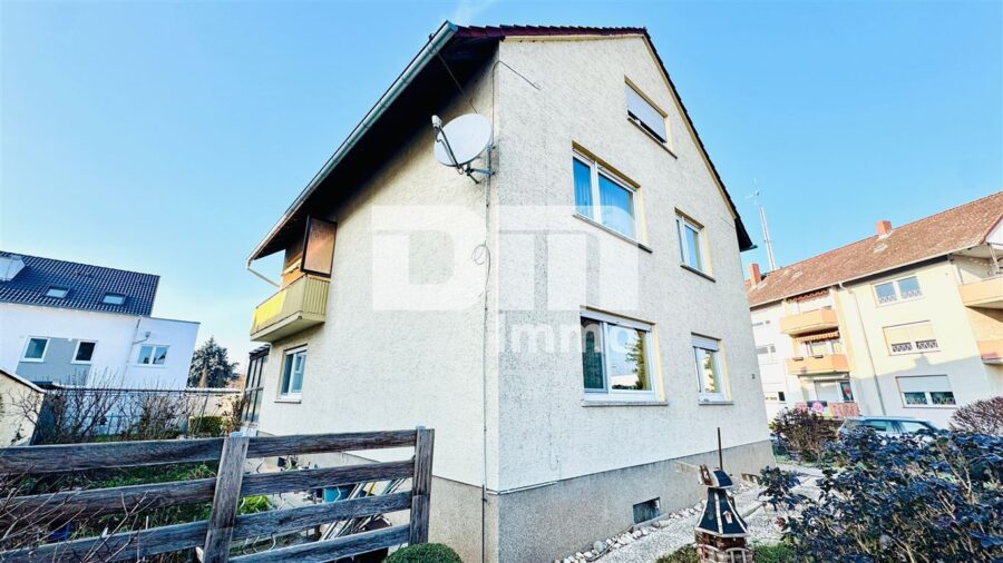 Kompakte Dreizimmer DG Wohnung in gepflegtem Dreifamilienhaus in gesuchter Lage - Frontansicht